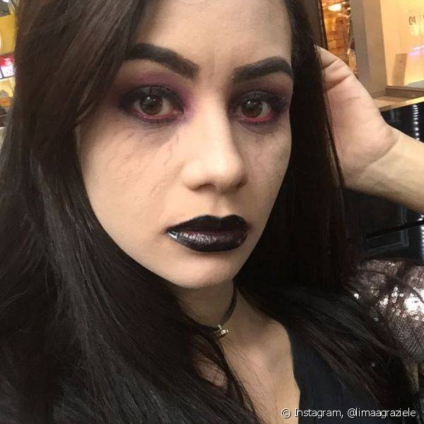 Graziele criou um look bem zumbi com olhos avermelhados, veias destacadas e batom preto (Foto: Instagram @limaagraziele)